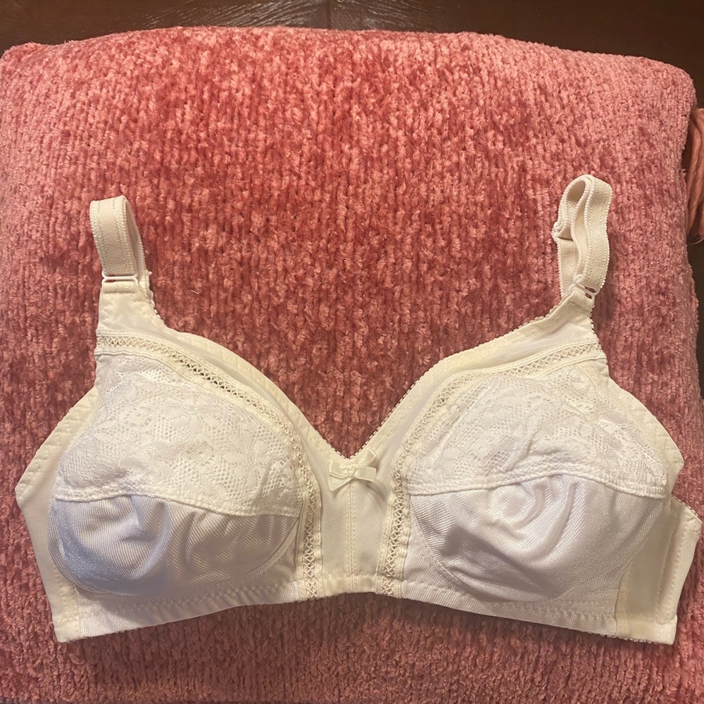 Vintage 1960s bra 38C white/ivory